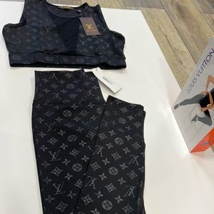 Sports bra and leggings set.